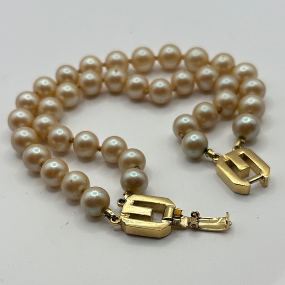 Givenchy 1977 Vintage Cream Pearl Bracelet with Gold Clasp 8.25” GG - Picture 2 of 8